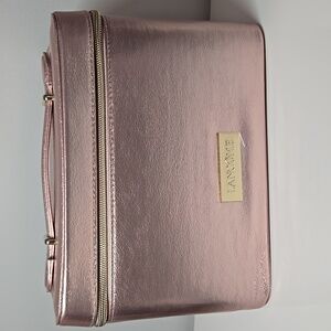 *Free with any makeup / skincare purchase over $100*